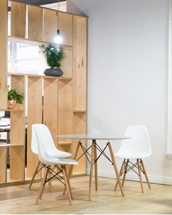 Close-up van bureaublad en kabelmanagement